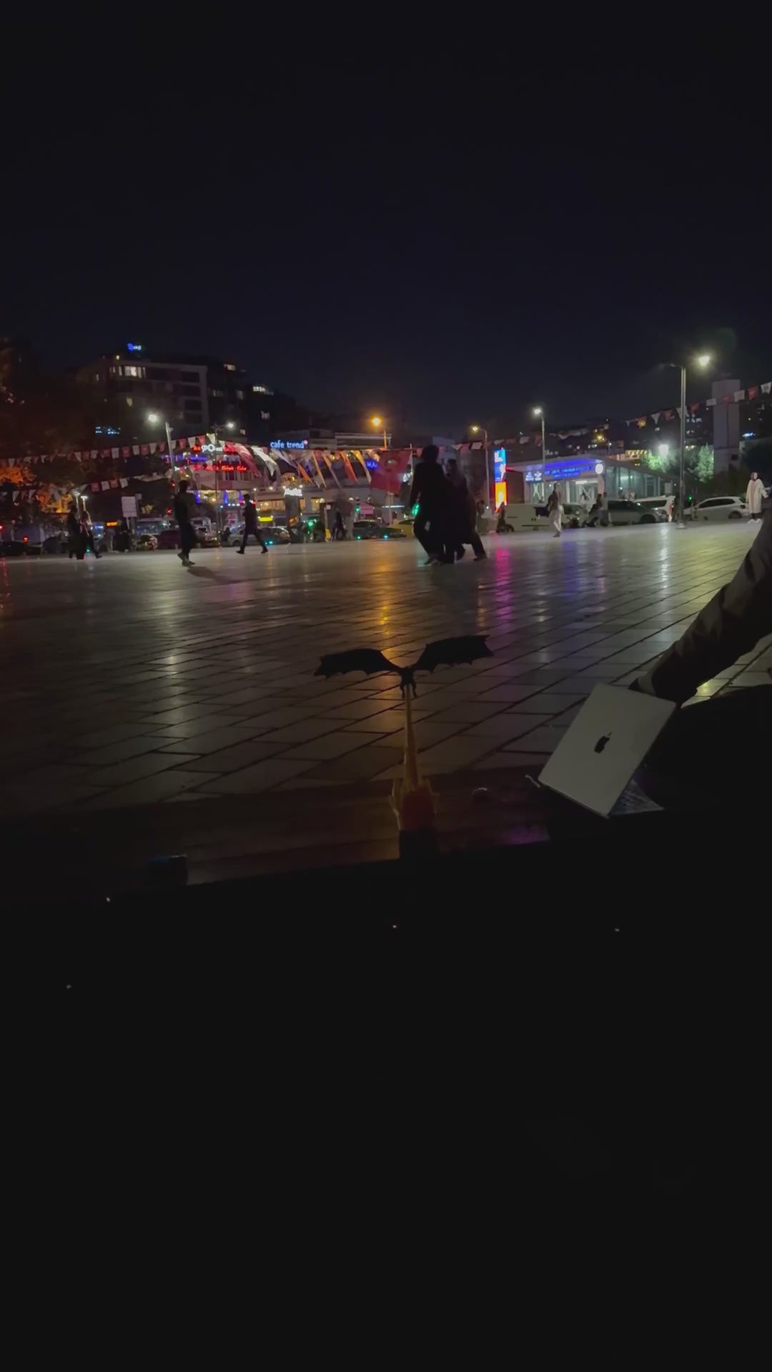 DRAKORA ejderha lambası gece sahilde yanarken